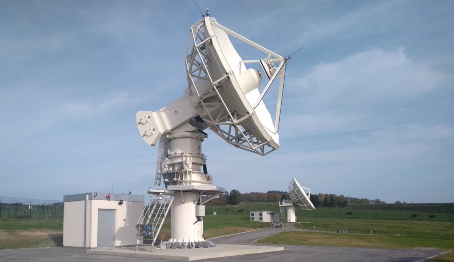 Antennes à battement complet et à battement réduit se trouvant sur le site ESA à Redu en Belgique (crédit: HITEC Luxembourg)