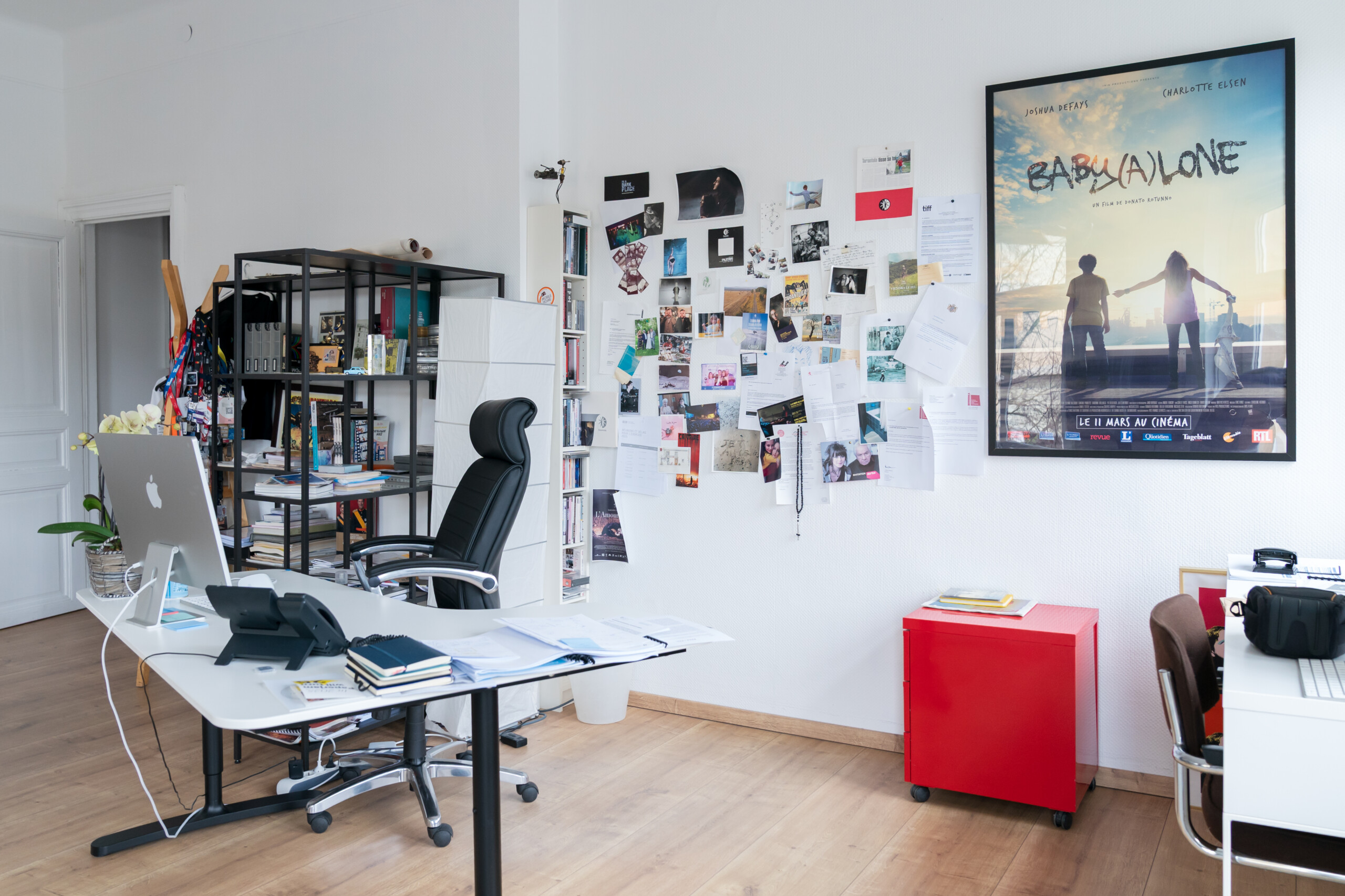 Le bureau de Donato Rotunno regorge de souvenirs de 30 années de productions, tournages et distributions d’œuvres audiovisuelles fortes. (crédit : Emmanuel Claude / Focalize)