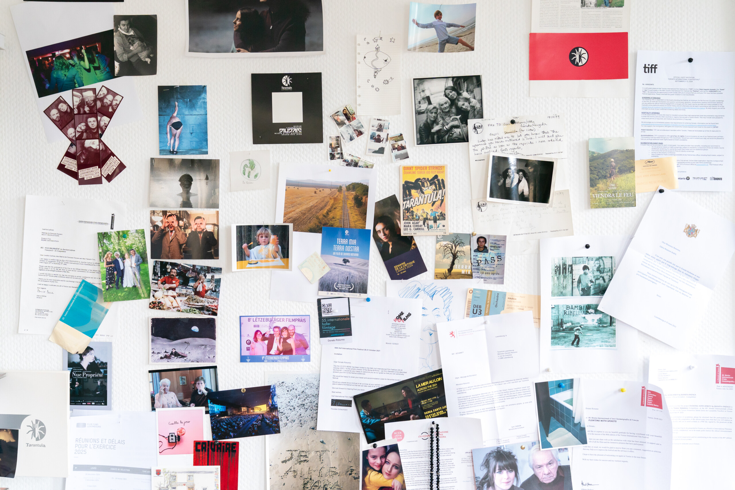 Le bureau de Donato Rotunno regorge de souvenirs de 30 années de production, tournage et distribution d’œuvres audiovisuelles fortes. (crédit : Emmanuel Claude / Focalize)