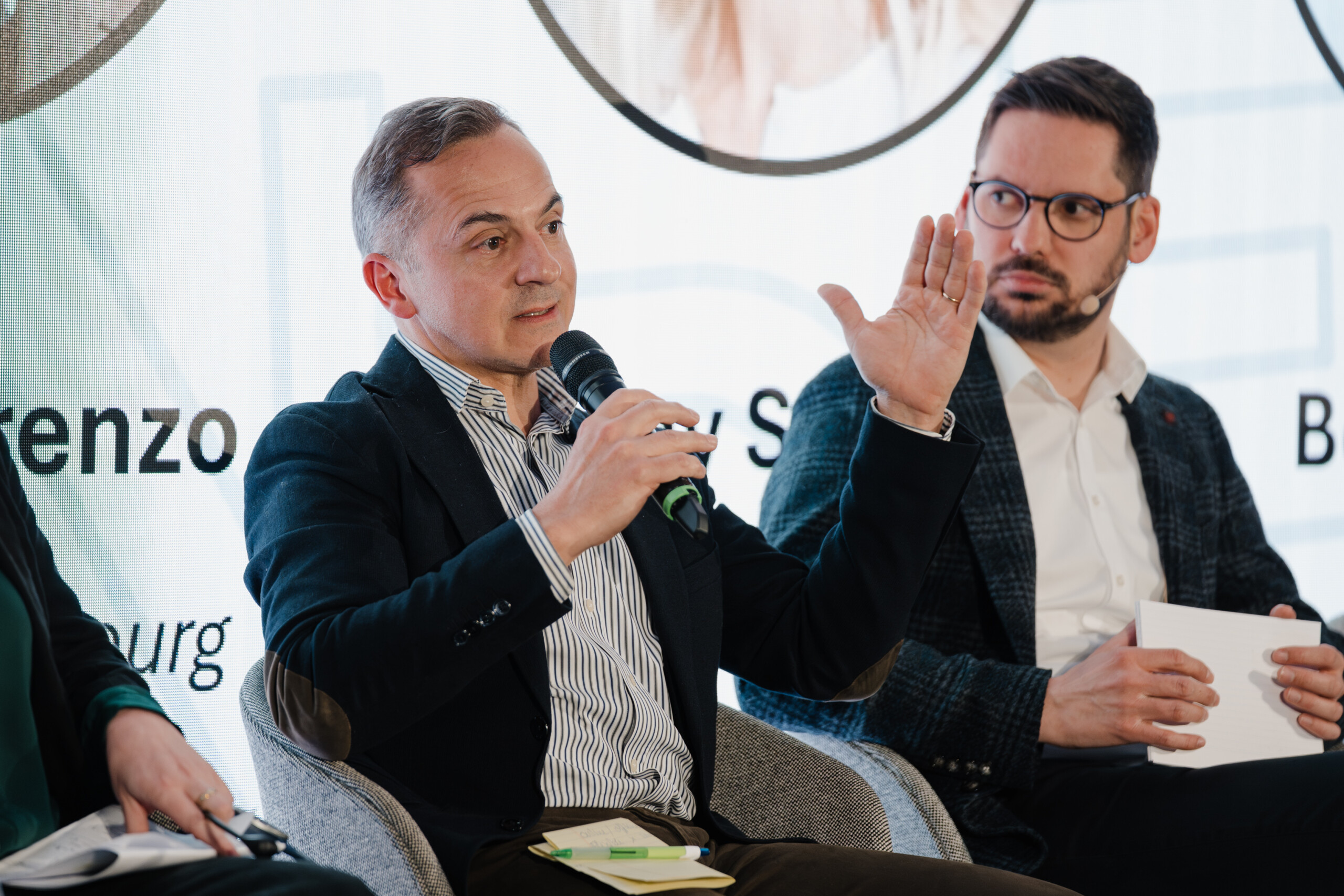 Italo di Lorenzo, responsable des politiques publiques chez Amazon Luxembourg et Pit Everling, animateur de la table ronde (crédit : Marion Dessard)