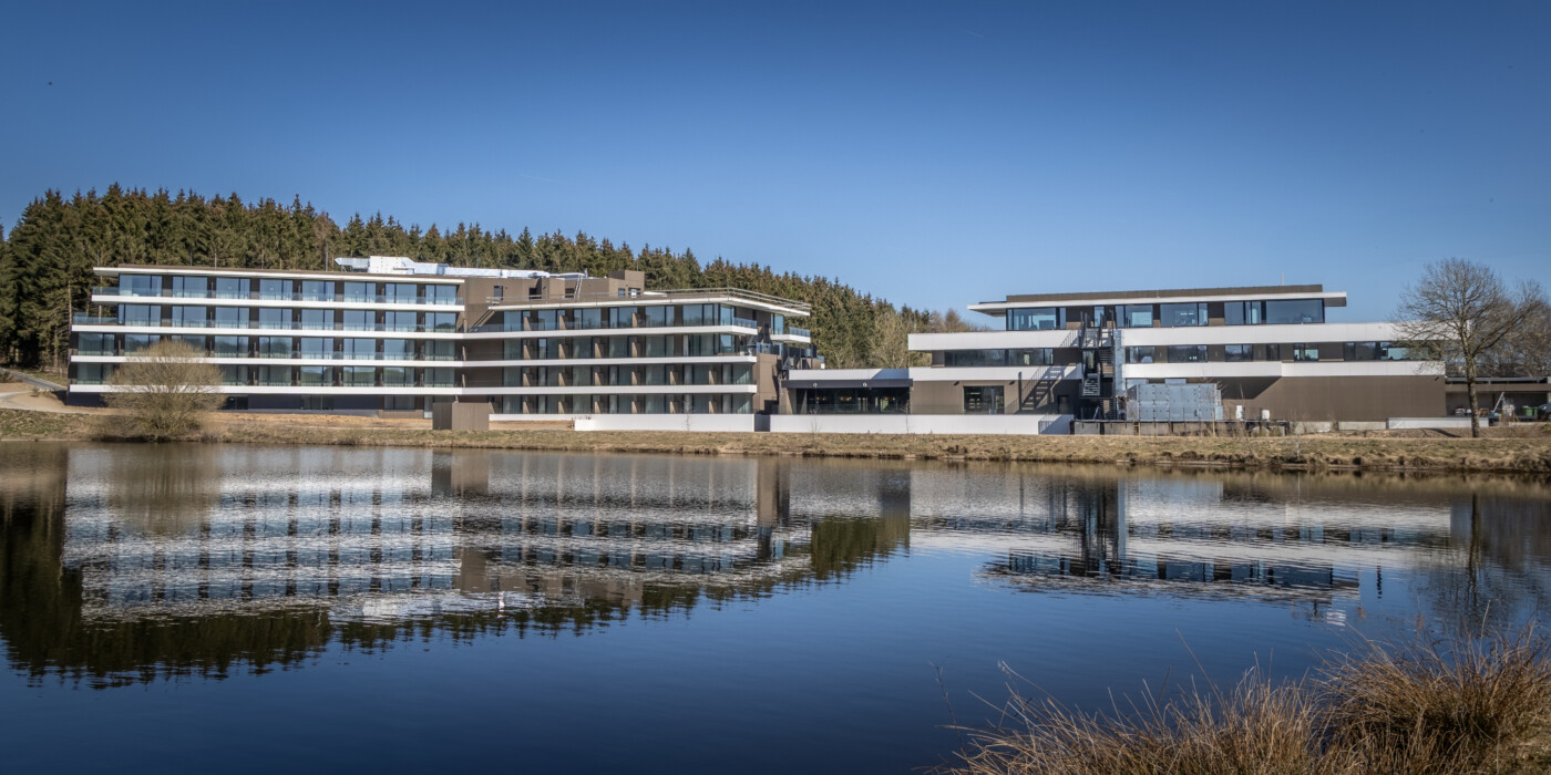 Une vue de l'hôtel Anatura entre deux lacs