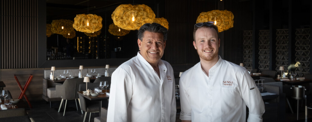 Le chef étoilé et le chef de cuisine dans le restaurant Sensa