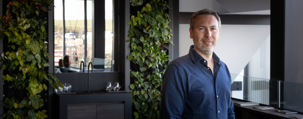 Jordane Lamy dans le hall d'entrée de son hôtel Anatura