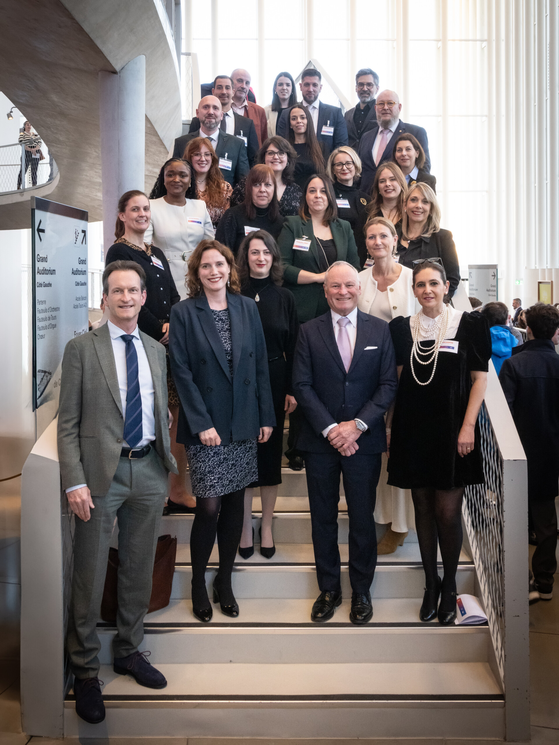 Muriel Morbé, CEO House of Training entourée de Carlo Thelen, directeur général de la Chambre de Commerce (à g. 1er rang) et Fernand Ernster, président de la Chambre de Commerce