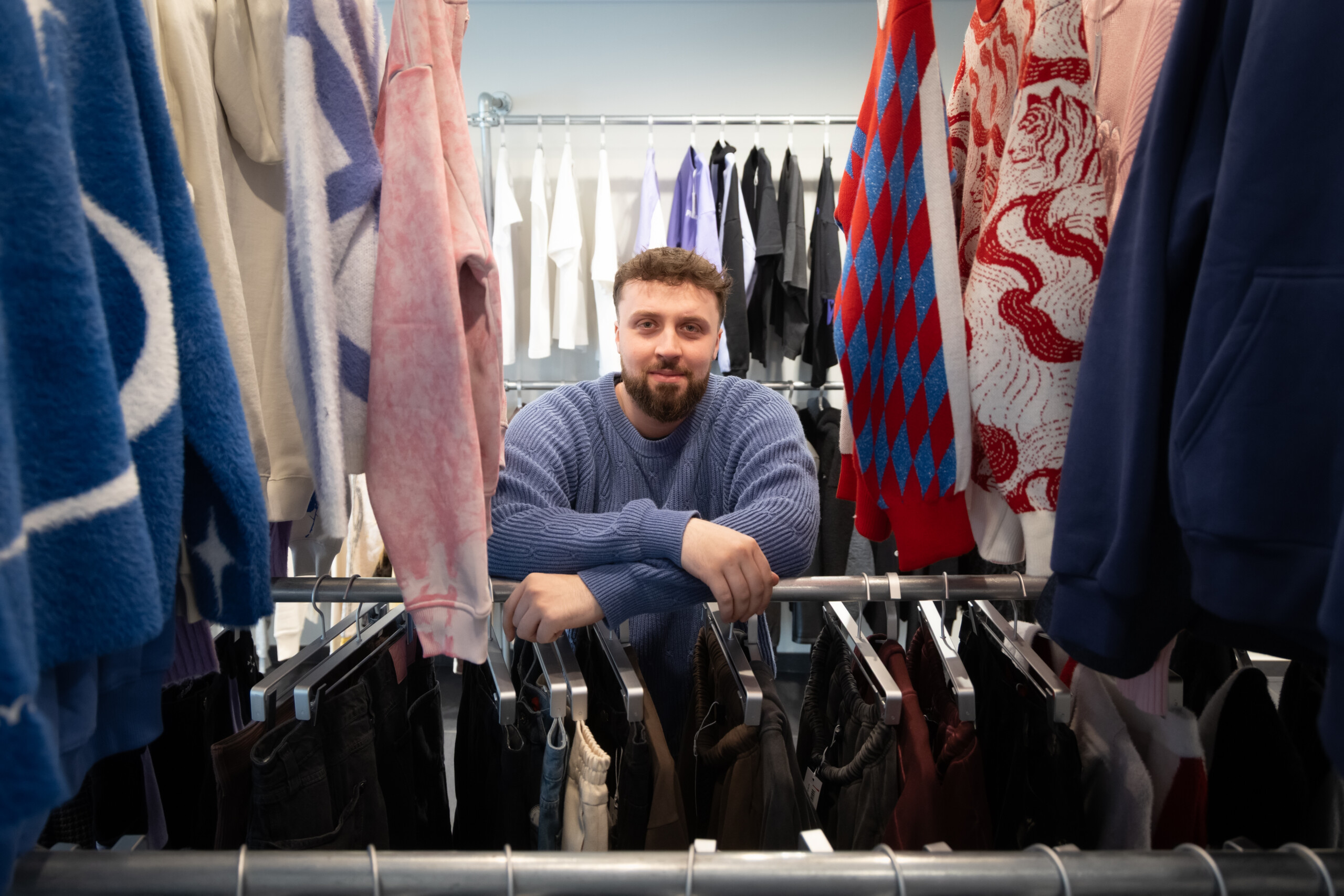 Pour se faire un nom, Thibeau Salvi mise sur des créateurs de mode indépendants (crédit : Laurent Antonelli / Agence Blitz).