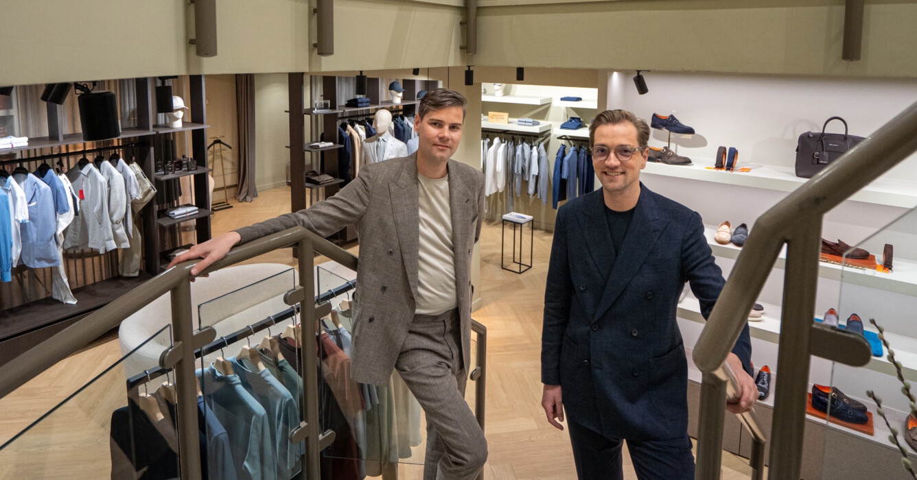 Les deux fondateurs prennent la pose dans les escaliers de la boutique Les Hommes d'Amsterdam