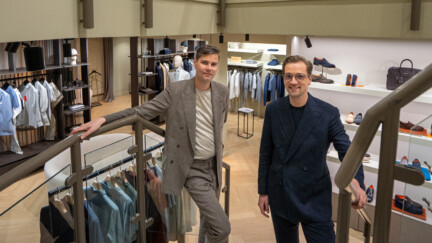 Les deux fondateurs prennent la pose dans les escaliers de la boutique Les Hommes d'Amsterdam