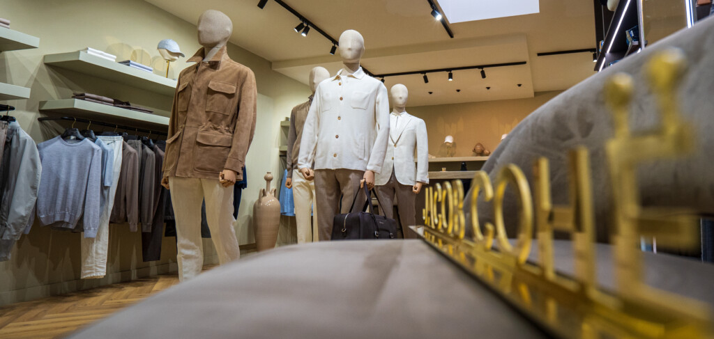 Des mannequins habillés de vêtements de marque.