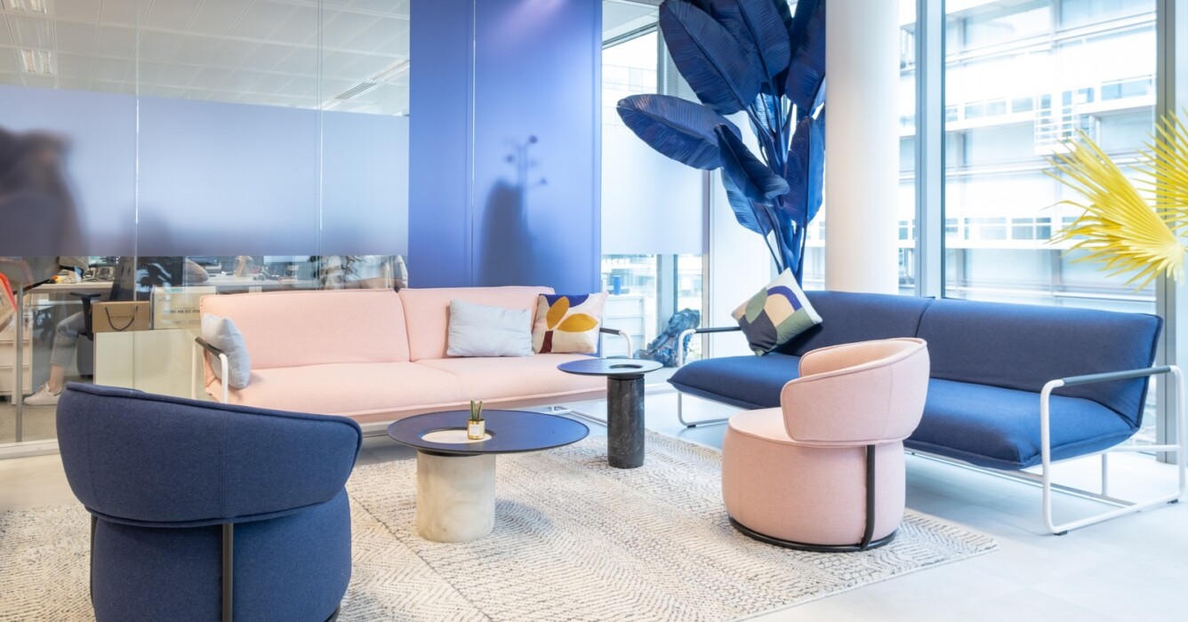 Mobileir de bureau design moderne dans des tons bleu et rose