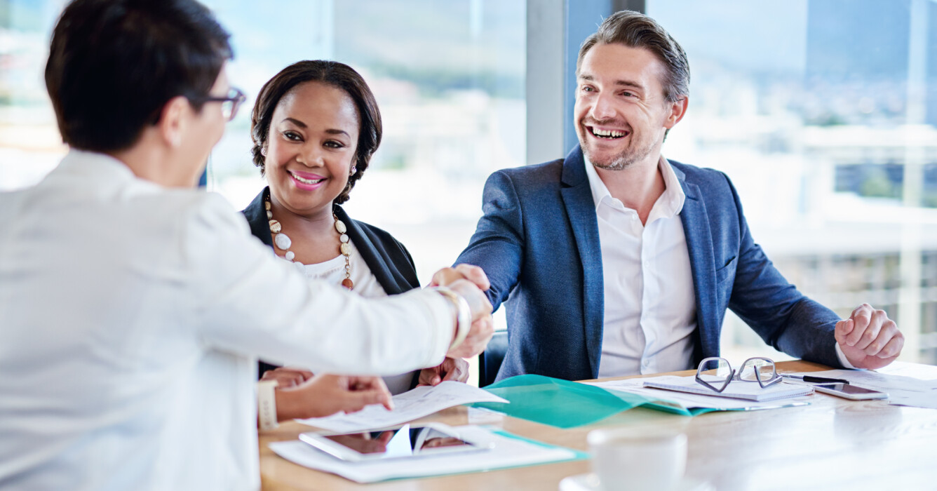 Un entrepreneur se réjouit d'obtenir un microcrédit