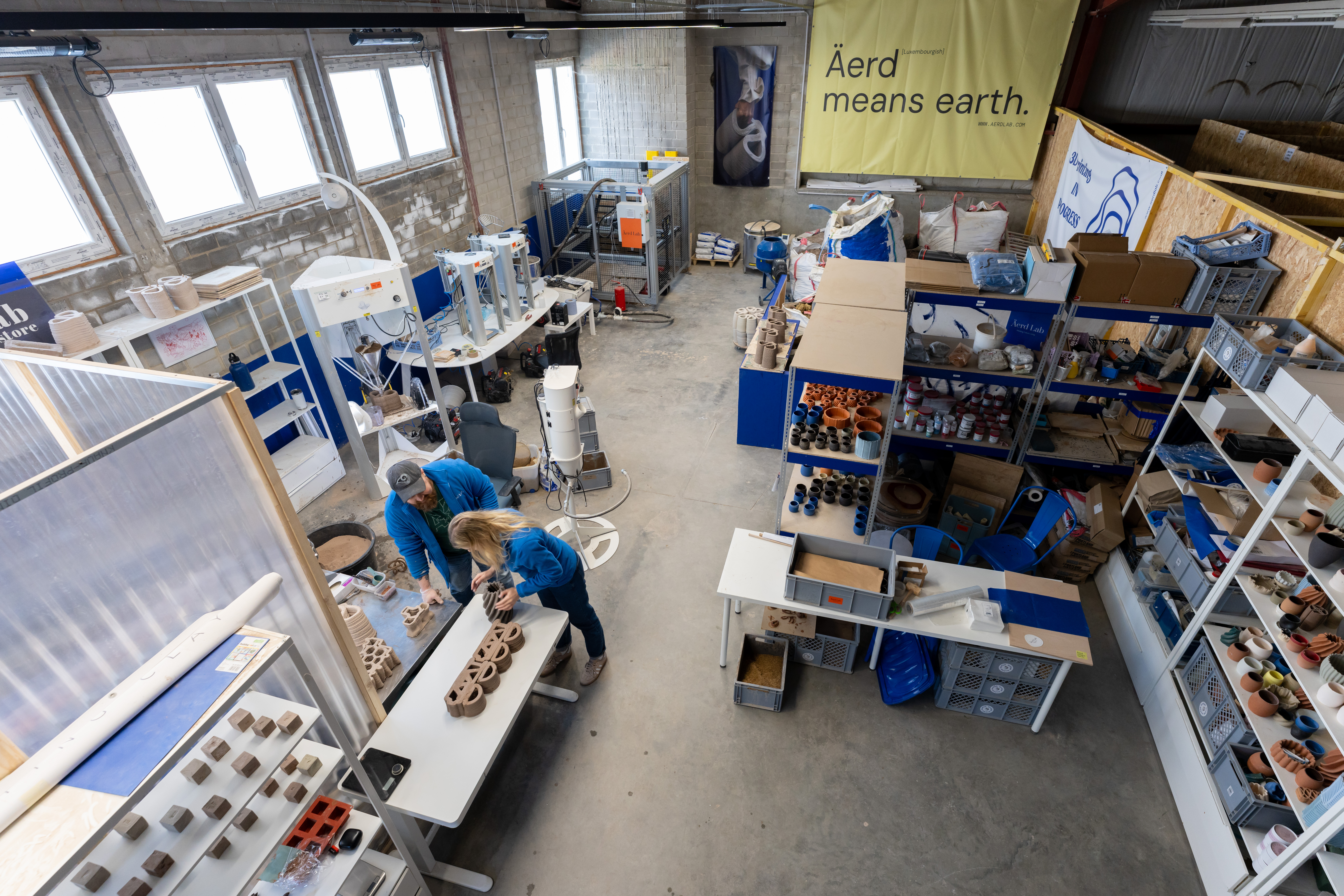 Dans l'atelier Äerd Lab situé à Hamm, les machines d'impression 3D produisent des briques en terre sans cuisson. (crédit : Emmanuel Claude / Focalize)