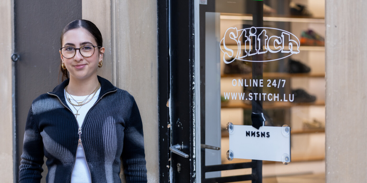 Sonia Machado, shop manager devant la boutique Stitch de la Grand-rue à Luxembourg-ville