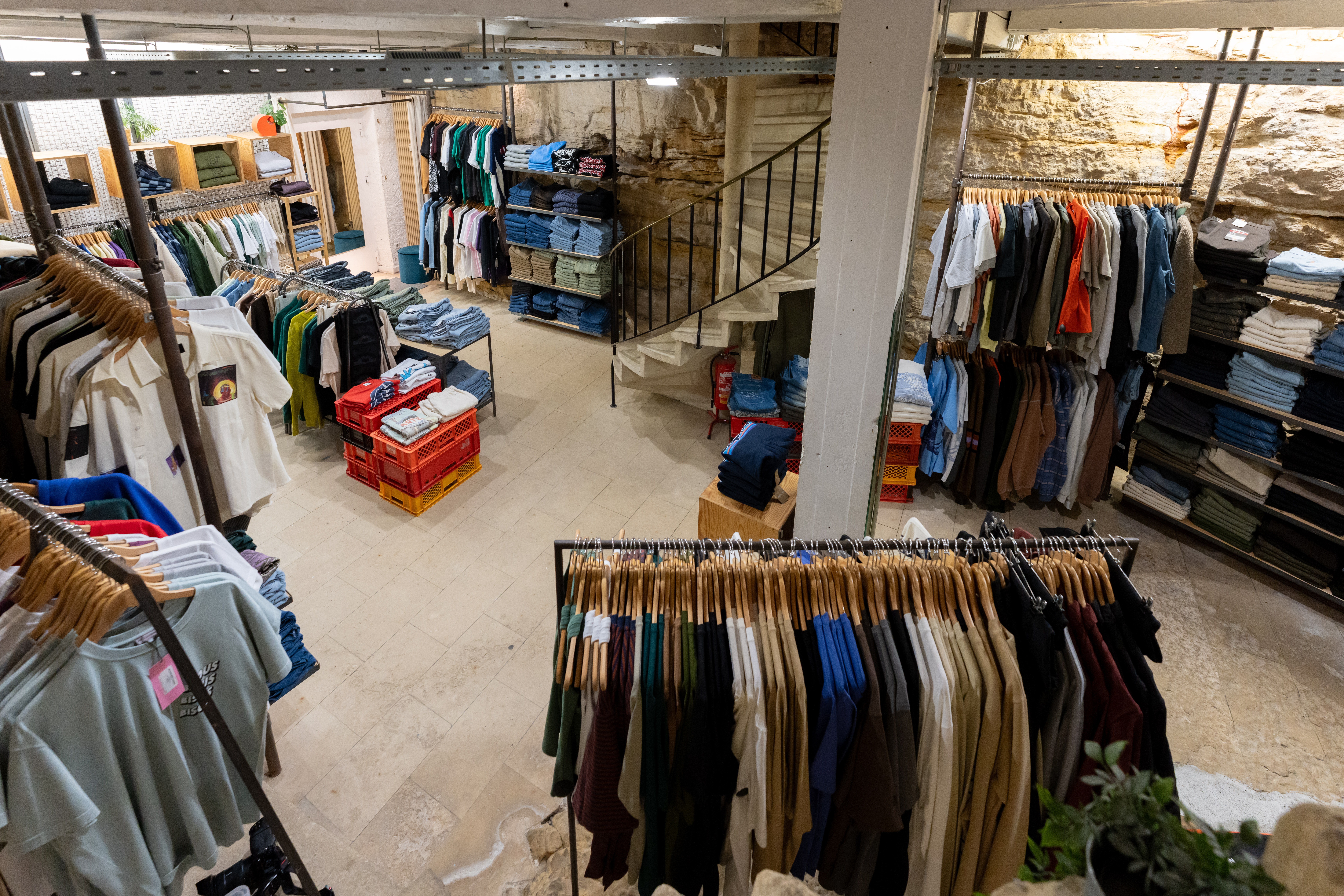 Le magasin Stitch propose une sélection de vêtements, accessoires et chaussures d’esprit sportswear pour une clientèle jeune ou moins jeune. Il est ouvert de 10h00 à 18h30, du lundi au samedi. (crédit : Emmanuel Claude / Focalize)