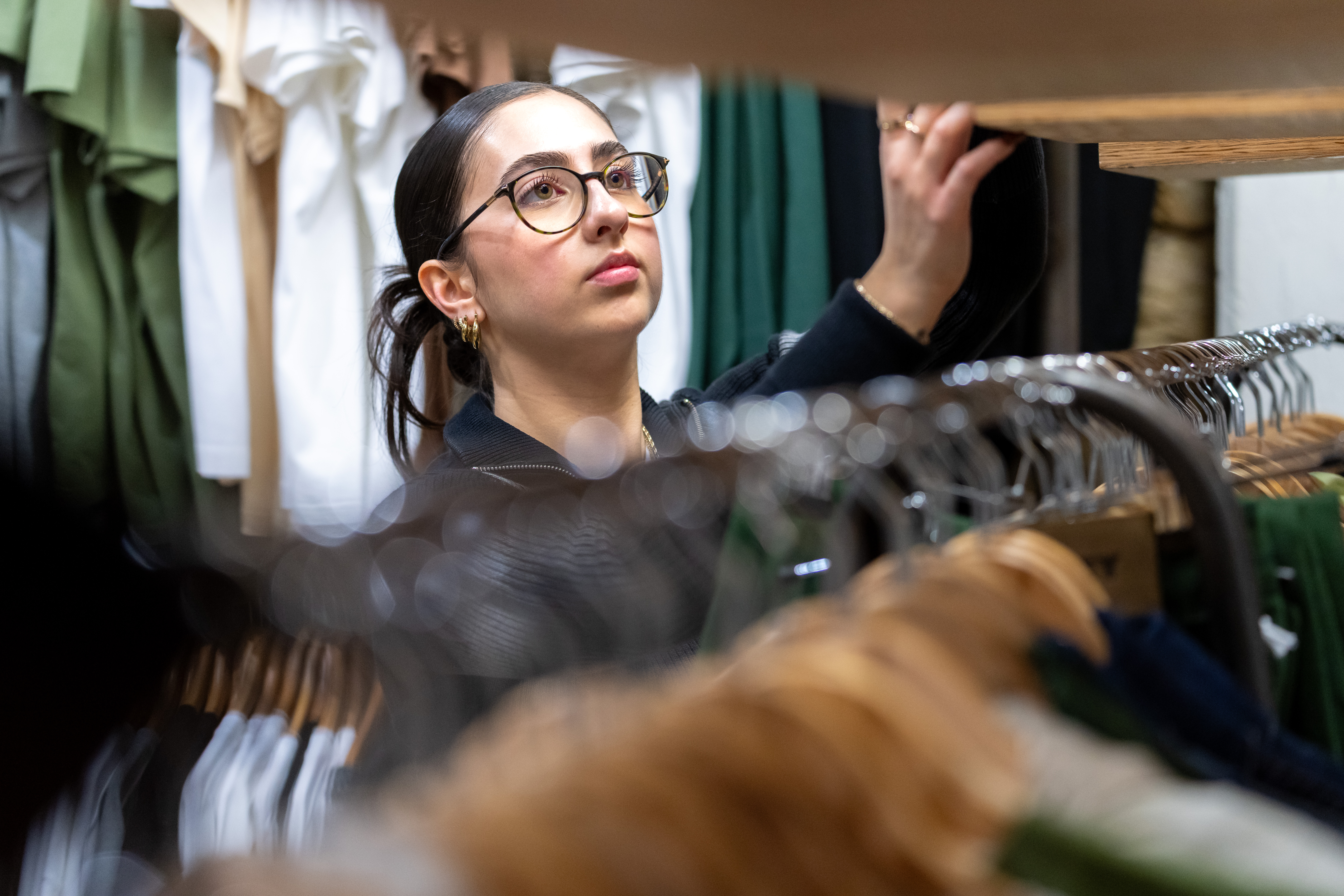 Les tâches à accomplir dans un magasin de vêtements sont très variées. Il faut avant tout apprécier le contact avec la clientèle. (crédit : Emmanuel Claude / Focalize)