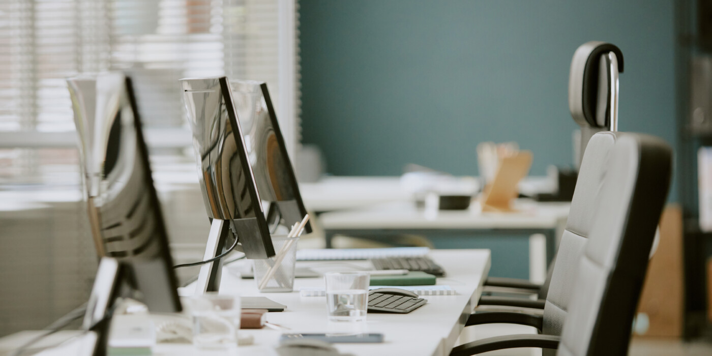 un bureau avec des fauteuils vides