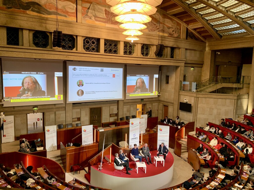 Une vue plongeante d'une salle de conférence dédiée à l'innovation